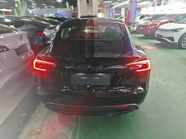 Tesla Model 3 — Фото автомобиля 5