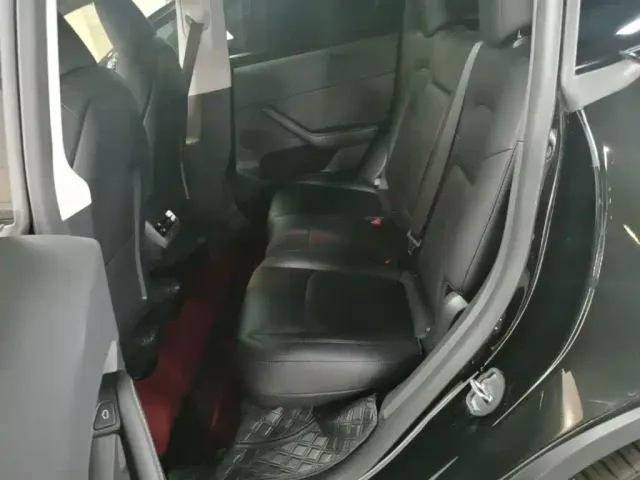 Tesla Model Y — Фото автомобиля 16