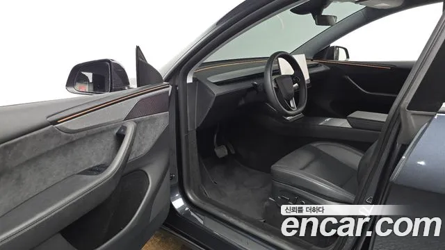 Tesla Model Y — Фото автомобиля 9