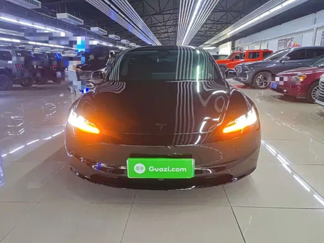 Tesla Model 3 — Фото автомобиля 2