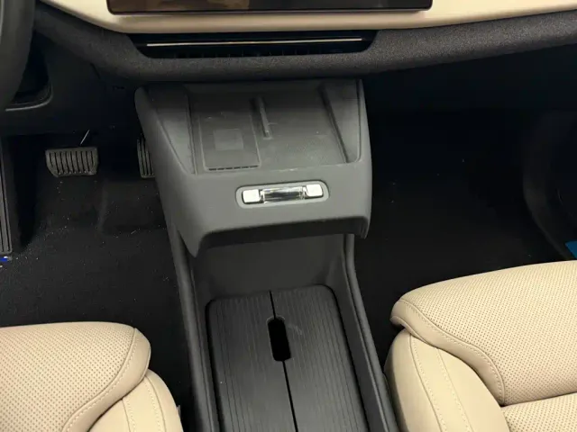 Volvo XC70 Plug-in Hybrid — Фото автомобиля 12