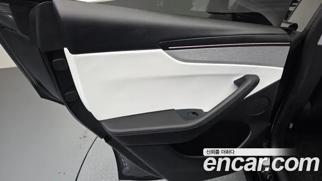 Tesla Model Y — Фото автомобиля 14