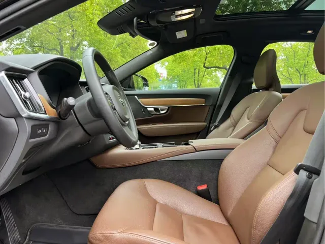 Volvo S90 — Фото автомобиля 10