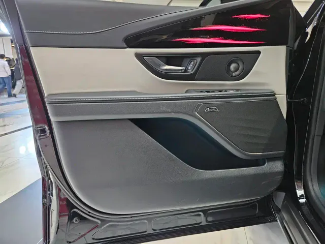 Lincoln Nautilus 2025 2.0T AWD Prestige Hybrid — Фото автомобиля 5