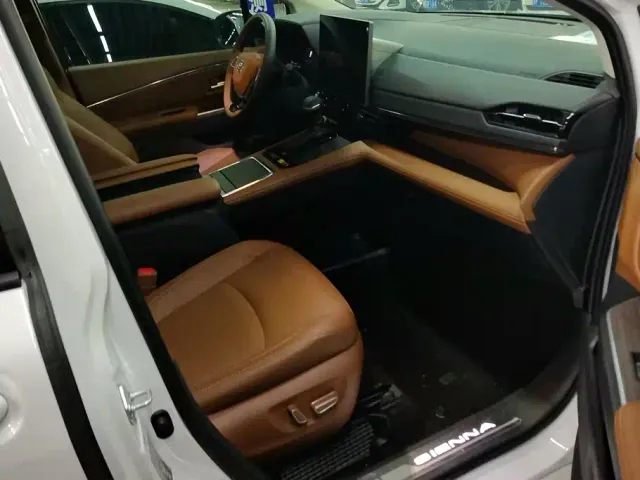 Toyota Sienna — Фото автомобиля 8