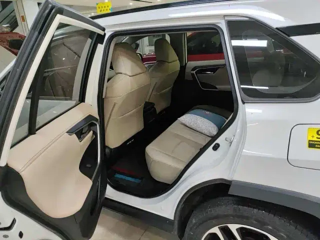 Toyota RAV4 — Фото автомобиля 8