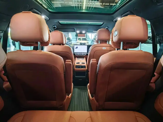 Li Auto L8 — Фото автомобиля 10