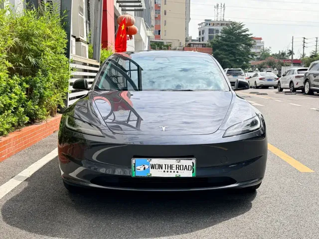 Tesla Model 3 — Фото автомобиля 2
