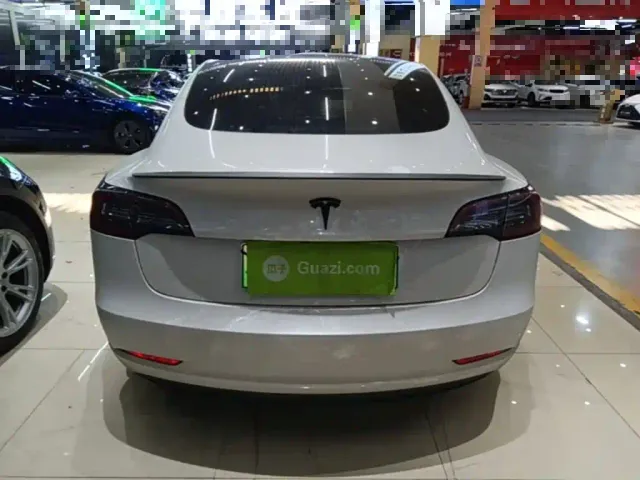 Tesla Model 3 — Фото автомобиля 5