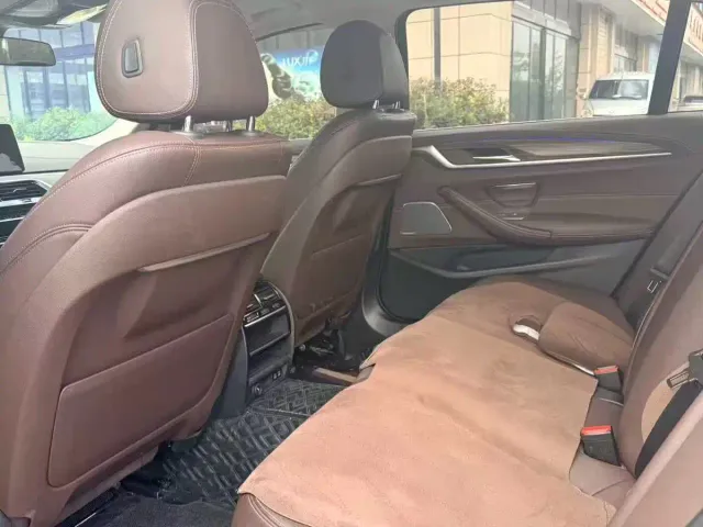 BMW 5 Series — Фото автомобиля 5