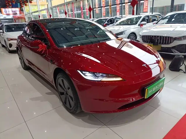 Tesla Model 3 — Фото автомобиля 3