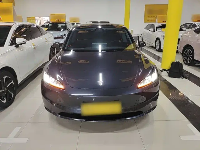 Tesla Model 3 — Фото автомобиля 2