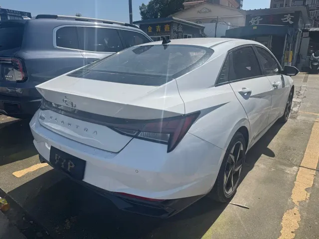 Hyundai Elantra — Фото автомобиля 16