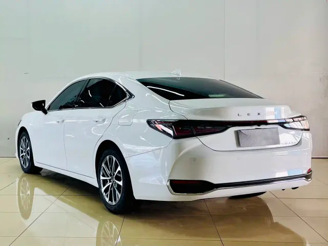 Lexus ES — Фото автомобиля 8