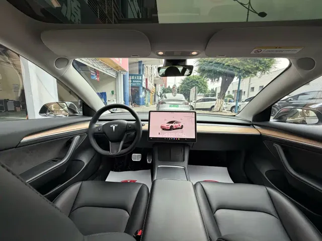Tesla Model 3 — Фото автомобиля 10