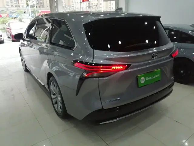 Toyota Sienna — Фото автомобиля 4