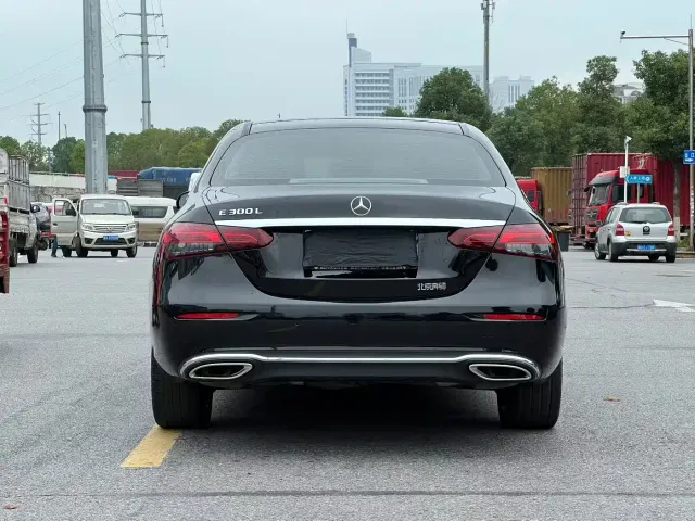 Mercedes-Benz E-Class — Фото автомобиля 8
