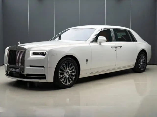 Rolls-Royce Phantom — Фото автомобиля 2