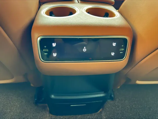 Li Auto L8 — Фото автомобиля 11
