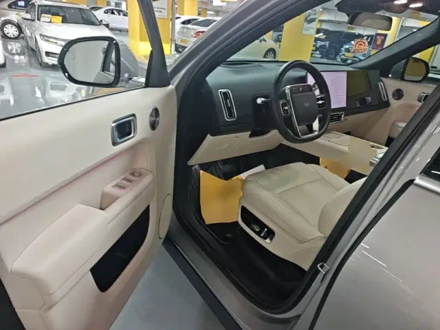 Li Auto L8 — Фото автомобиля 15