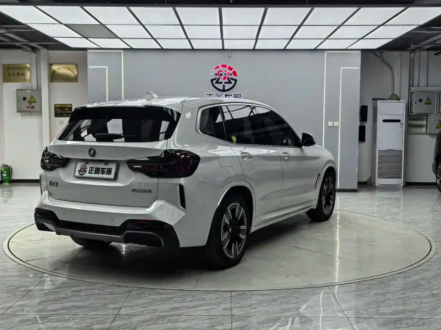BMW iX3 — Фото автомобиля 12