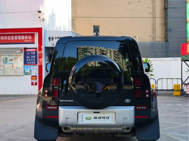 Land Rover Defender — Фото автомобиля 10