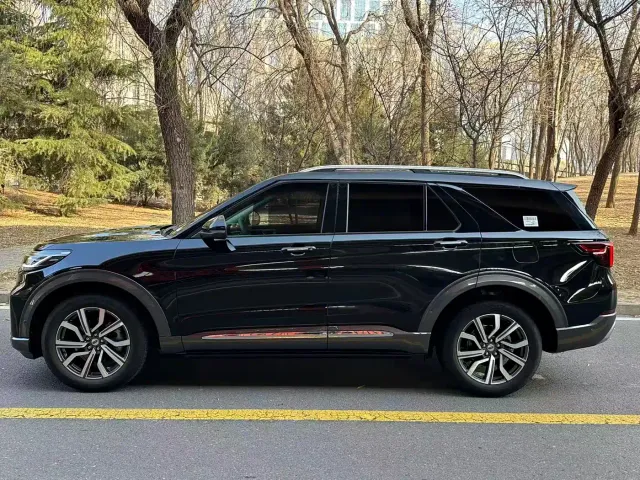 Ford Explorer — Фото автомобиля 4