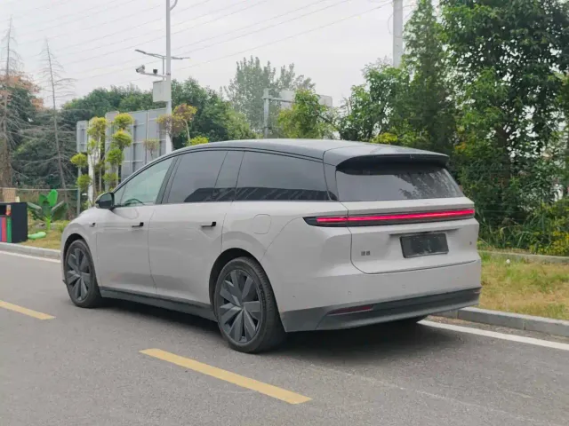 Li Auto i8 — Фото автомобиля 8