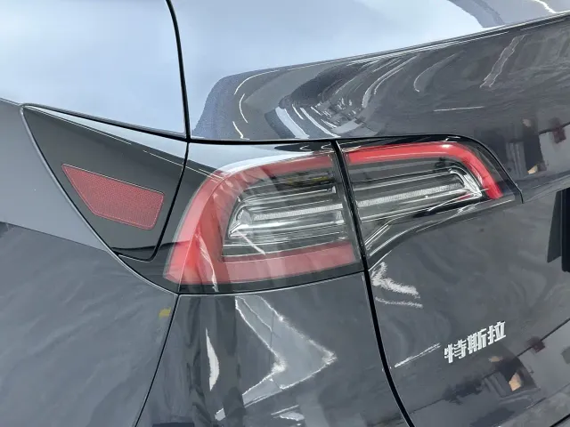Tesla Model Y — Фото автомобиля 13