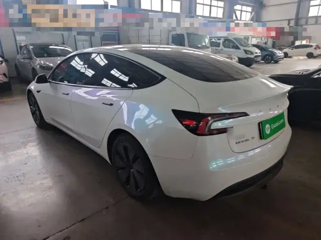 Tesla Model 3 — Фото автомобиля 22