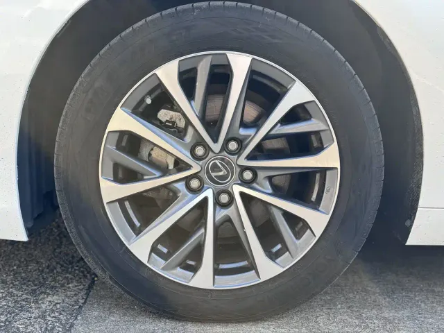 Lexus ES — Фото автомобиля 14