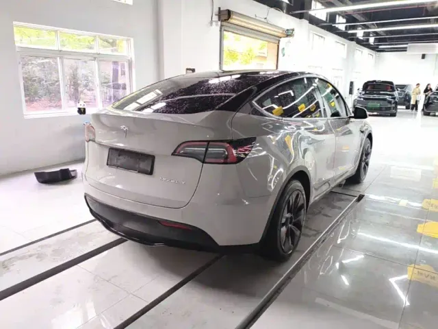 Tesla Model Y — Фото автомобиля 6