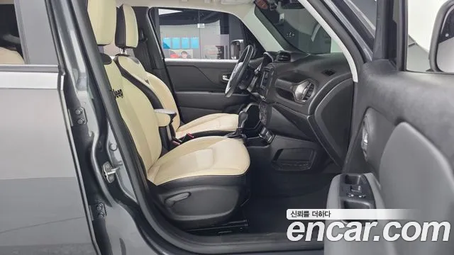 Jeep Renegade — Фото автомобиля 11