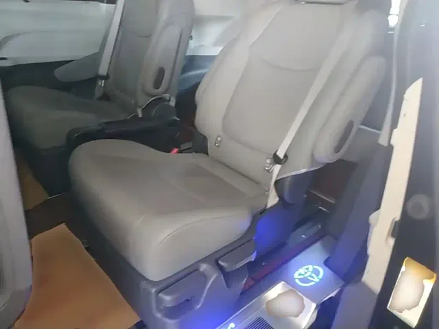 Toyota Toyota Sienna 2021 2.5L Hybrid Luxury Edition — Фото автомобиля 16