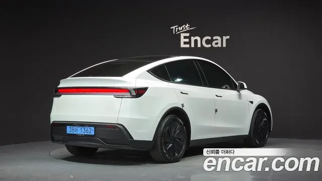 Tesla Model Y — Фото автомобиля 2