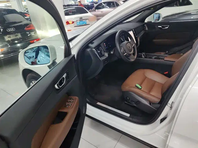 Volvo XC60 — Фото автомобиля 15