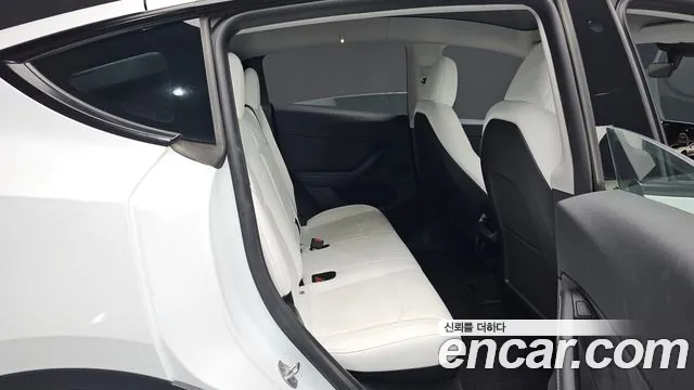 Tesla Model Y — Фото автомобиля 16