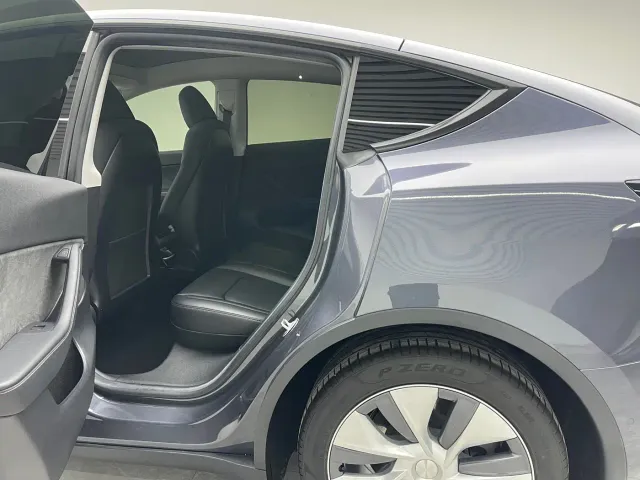Tesla Model Y — Фото автомобиля 17