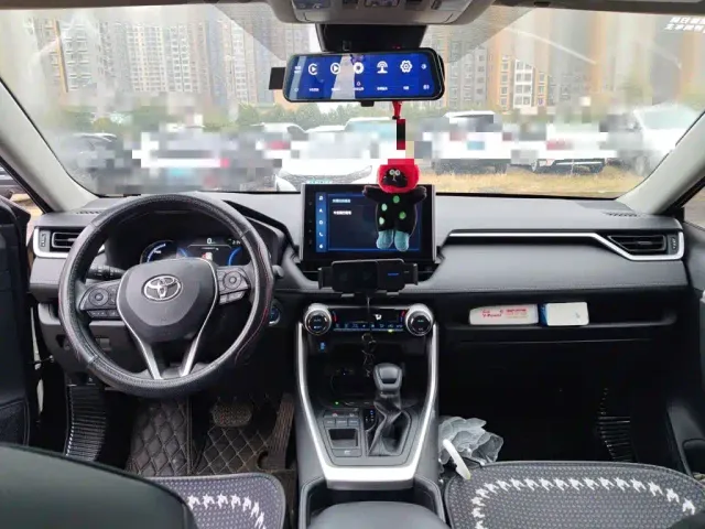 Toyota RAV4 — Фото автомобиля 5