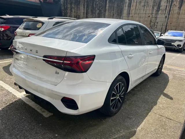 Roewe i5 — Фото автомобиля 9