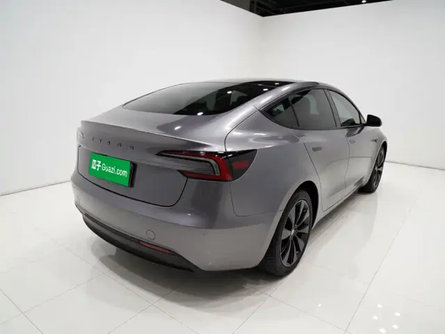Tesla Model 3 — Фото автомобиля 4