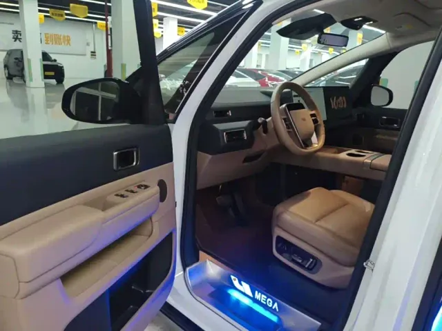 Li Auto MEGA — Фото автомобиля 15