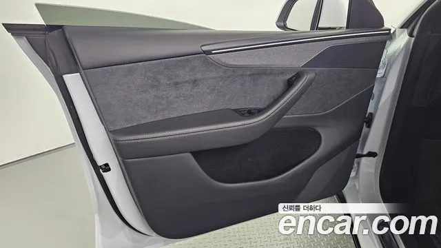 Tesla Model Y — Фото автомобиля 13