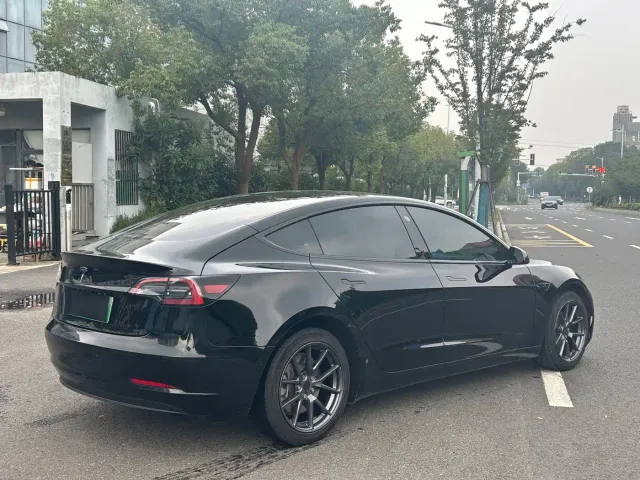 Tesla Model 3 — Фото автомобиля 3