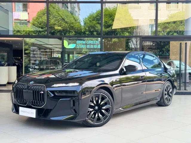 Фотография автомобиля — BMW i7 M70L