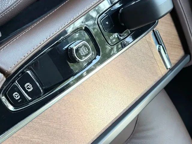 Volvo XC90 — Фото автомобиля 11
