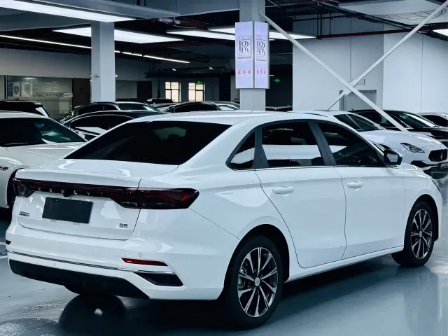 Geely Emgrand — Фото автомобиля 15