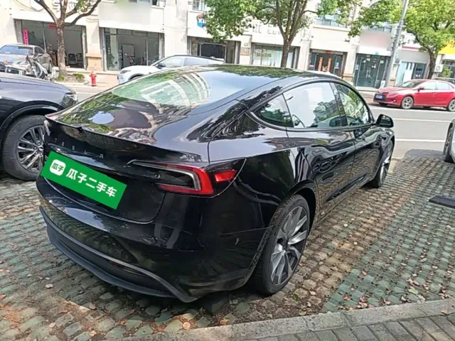 Tesla Model 3 — Фото автомобиля 6
