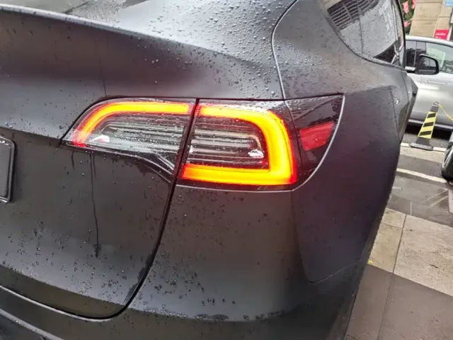 Tesla Model Y — Фото автомобиля 7