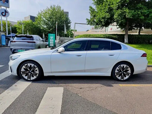 BMW 5 Series — Фото автомобиля 3